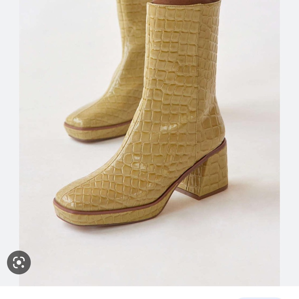 Urban Outfitters Bella Croc Boot size 9 worn twice Chartreuse color